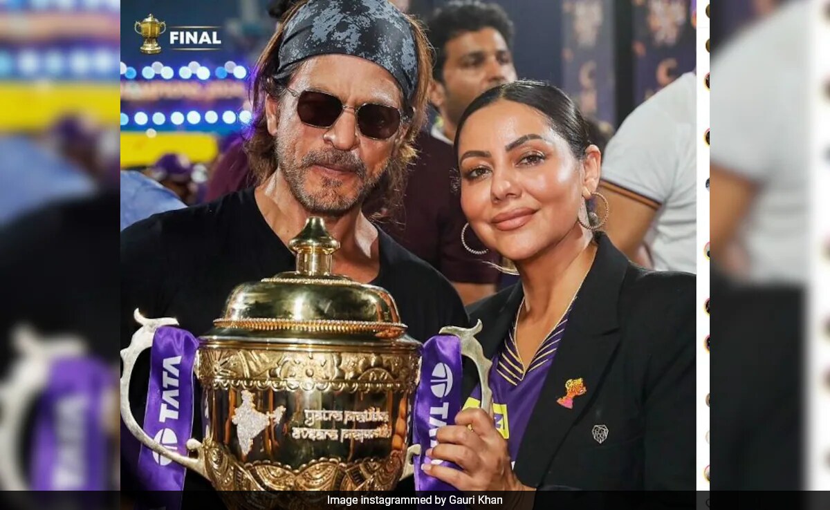 Crazy Viral: Shah Rukh Khan And Gauri Khan Pose With IPL Trophy After KKR's Win