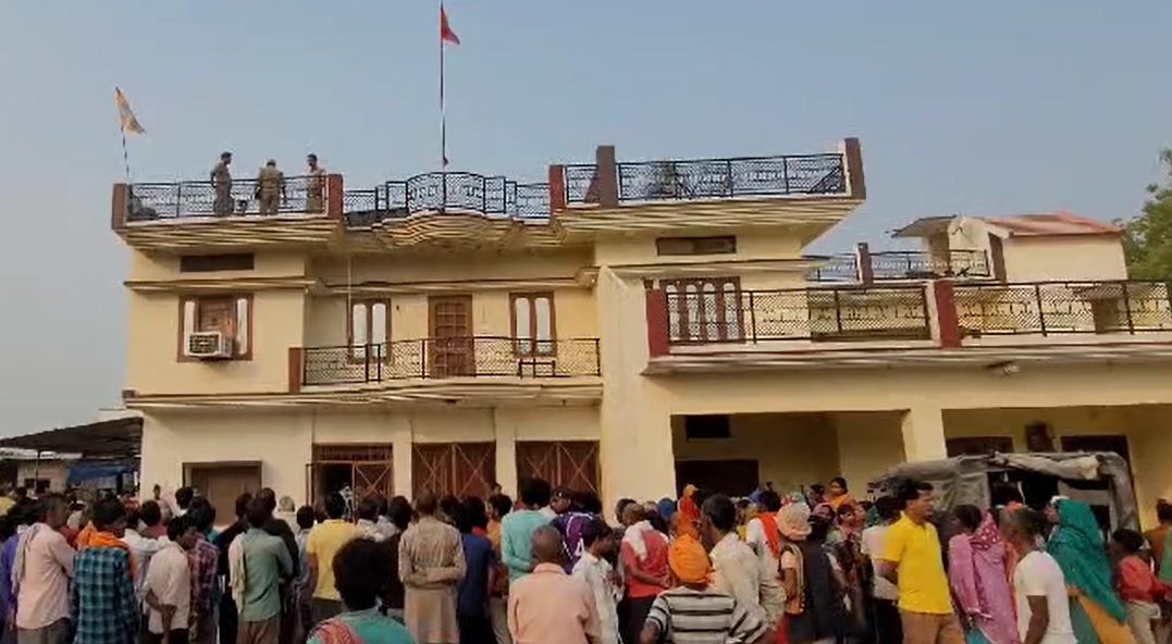 UP Man Shoots Mother, Bludgeons Wife, Throws Children From Roof, Then Kills Self
