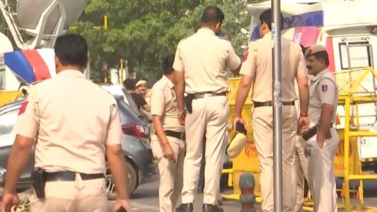 शिक्षा मंत्रालय व प्रधान के आवास के बाहर प्रदर्शन कर रहे दर्जनों छात्र हिरासत में लिए गए
