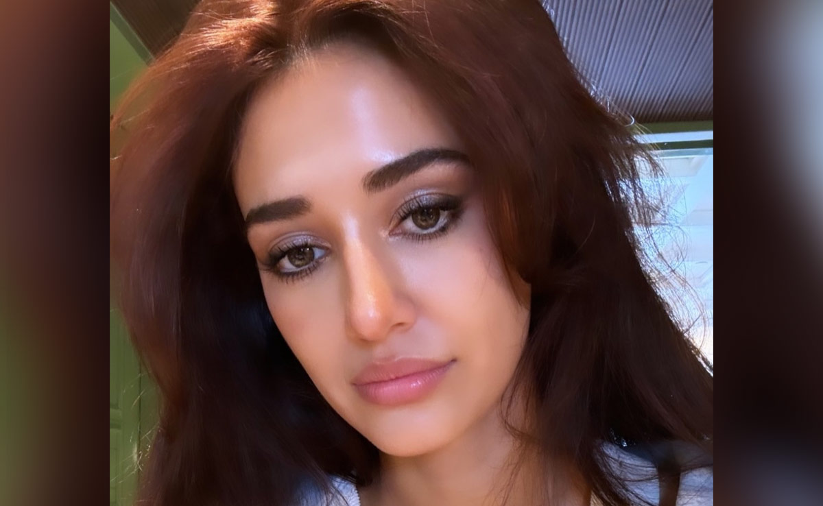 Disha Patani Adds Sparkle To Her Summer Beauty Look With Shimmery Lids And Glossy Lips