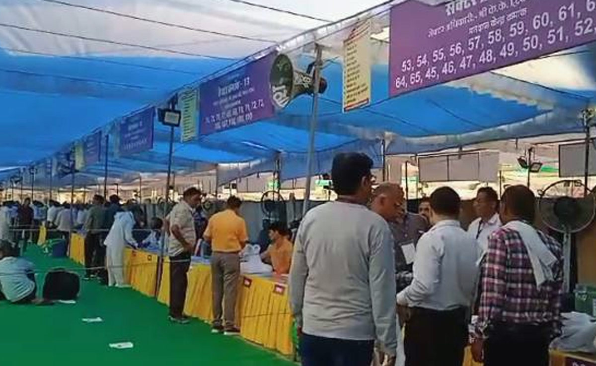 तीसरे चरण की वोटिंग के लिए बंटी मतदान सामग्री, रवाना हुए दल, MP-छत्तीसगढ़ में कल इन सीटों पर होगी वोटिंग