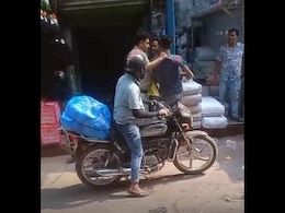 VIDEO: दिनदहाड़े चोर बाइक सवार की जेब से जबरन निकाल रहा था पैसा, पुलिसवाले ने दौड़कर दबोचा VIDEO: दिनदहाड़े चोर बाइक सवार की जेब से जबरन निकाल रहा था पैसा, पुलिसवाले ने दौड़कर दबोचा