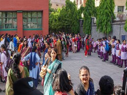 दिल्ली के स्कूलों को मिले धमकी भरे ईमेल, कुछ स्कूलों से फायर ब्रिगेड की गाड़ियां वापस लौटीं दिल्ली के स्कूलों को मिले धमकी भरे ईमेल, कुछ स्कूलों से फायर ब्रिगेड की गाड़ियां वापस लौटीं