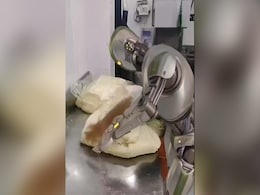 रेस्टोरेंट में आटा गूंथते दिखा रोबोट, देखते ही हिल गया इंटरनेट रेस्टोरेंट में आटा गूंथते दिखा रोबोट, देखते ही हिल गया इंटरनेट