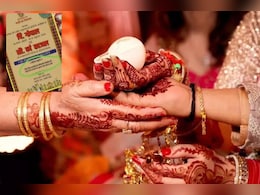 शादी के कार्ड पर दूल्हे ने बारातियों से कर दी अपील, जिसने कोविशील्ड लगवाई थी तो... शादी के कार्ड पर दूल्हे ने बारातियों से कर दी अपील, जिसने कोविशील्ड लगवाई थी तो...