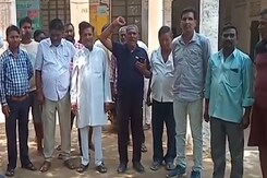 राजस्थान के स्कूलों में पैरेंट्स का विरोध प्रदर्शन! आखिर क्यों मचा है बवाल? राजस्थान के स्कूलों में पैरेंट्स का विरोध प्रदर्शन! आखिर क्यों मचा है बवाल?