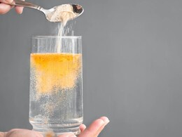 Electrolyte Deficiency: शरीर में इलेक्ट्रोलाइट की कमी होने पर दिखने लगते हैं ये संकेत, जानिए एक दिन में कितना Electrolyte लेना है सही