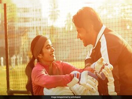 <i>Mr And Mrs Mahi</i> New Poster: Janhvi Kapoor And Rajkummar Rao In A "Googly Of A Love Story" <i>Mr And Mrs Mahi</i> New Poster: Janhvi Kapoor And Rajkummar Rao In A "Googly Of A Love Story"