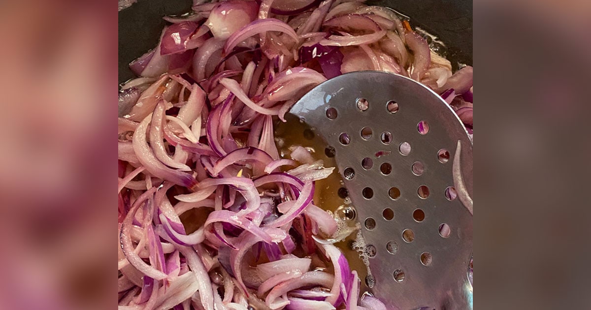 5 Tips To Remove Onion Smell From Utensils