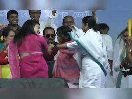 VIDEO : ...जब चुनावी रैली में CM ममता बनर्जी ने महुआ मोइत्रा के साथ किया डांस VIDEO : ...जब चुनावी रैली में CM ममता बनर्जी ने महुआ मोइत्रा के साथ किया डांस