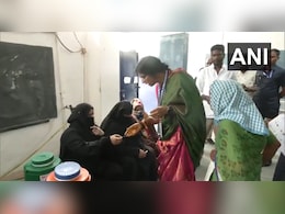 ओवैसी विरुद्ध लढणाऱ्या माधवी लता यांनी हटवला महिला मतदारांच्या चेहऱ्यावरचा बुरखा, Video