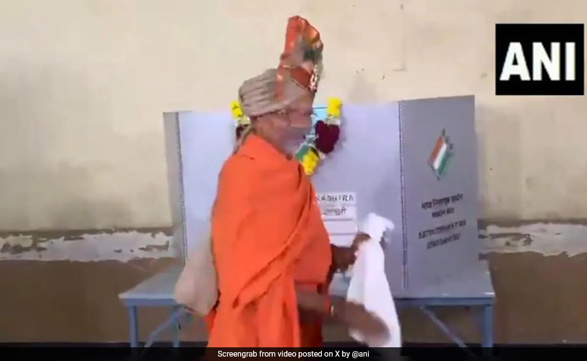 Video: Independent Candidate Garlands Voting Machine In Maharashtra, Faces Police Case