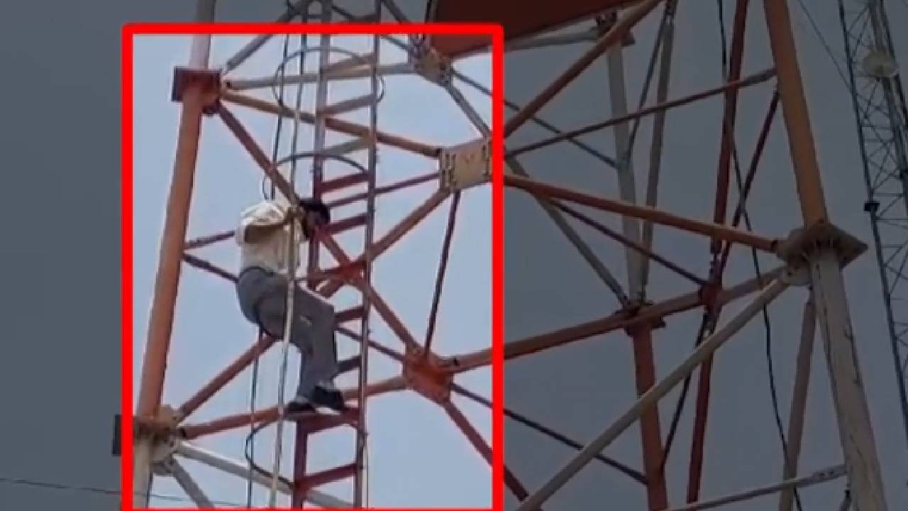 खंडवा में नलों में नहीं आ रहा पानी तो टॉवर पर चढ़े नेता प्रतिप्रक्ष