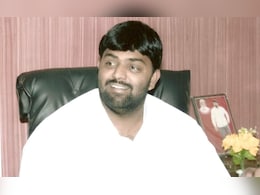 मालेगावात माजी महापौरांवर गोळीबार, तणावामुळे परिसरात कडेकोट पोलीस बंदोबस्त तैनात मालेगावात माजी महापौरांवर गोळीबार, तणावामुळे परिसरात कडेकोट पोलीस बंदोबस्त तैनात