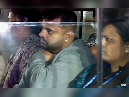 बेटा प्रज्वल सेक्स स्कैंडल में गिरफ्तार, मां फरार और पिता की ज़मानत पर मंडरा रहा संकट बेटा प्रज्वल सेक्स स्कैंडल में गिरफ्तार, मां फरार और पिता की ज़मानत पर मंडरा रहा संकट