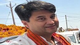 तीसरे चरण की वोटिंग के बीच जायज़ा लेने पहुंचें सिंधिया, लोगों से की&nbsp;वोट&nbsp;की&nbsp;अपील