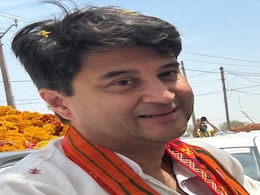 तीसरे चरण की वोटिंग के बीच जायज़ा लेने पहुंचें सिंधिया, लोगों से की वोट की अपील