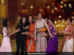 माधुरी दीक्षित के चने के खेत में गाने पर नौ आंटियों ने मिलकर किया डांस, फैंस बोले- हुनरबाज मम्मियां... माधुरी दीक्षित के चने के खेत में गाने पर नौ आंटियों ने मिलकर किया डांस, फैंस बोले- हुनरबाज मम्मियां...
