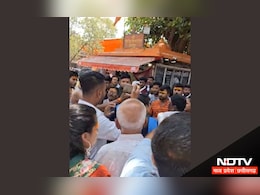 Ujjain: महाकाल मंदिर में दर्शन के नाम पर आपस में भिड़े भक्त, जमकर चले लात-घूसे, देखें वीडियो