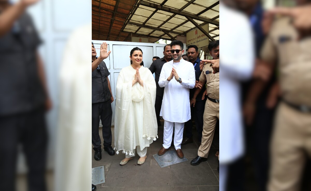 Parineeti Chopra And Raghav Chadha Visit Siddhivinayak Temple