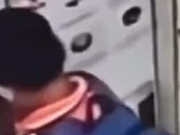 सावधान: बच्चों को अकेला छोड़ना पड़ेगा भारी, लिफ्ट में हादसे का एक और वीडियो वायरल सावधान: बच्चों को अकेला छोड़ना पड़ेगा भारी, लिफ्ट में हादसे का एक और वीडियो वायरल