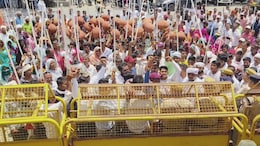 बिजली-पानी संकट को लेकर कांग्रेस का हल्ला बोल, मटका और ट्यूबलाइट के साथ किया प्रदर्शन
