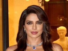 प्रियंका चोपड़ा के लुक ने फिर जीता फैंस का दिल, फैशन इवेंट में पहुंची देसी गर्ल पर को देख इंटरनेट यूजर्स को आई ऐतराज फिल्म की याद