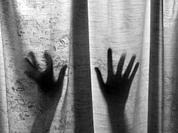 पतीच्या प्राध्यापक मित्रानेच केला घात; पेढा खाऊ घालून गाठली अत्याचाराची परिसीमा पतीच्या प्राध्यापक मित्रानेच केला घात; पेढा खाऊ घालून गाठली अत्याचाराची परिसीमा