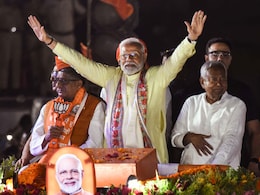 PM मोदी ने पटना में किया रोड शो, स्वागत में आरती और मंत्रोच्चार के गूंजे सुर  PM मोदी ने पटना में किया रोड शो, स्वागत में आरती और मंत्रोच्चार के गूंजे सुर