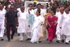 Mamata Banerjee Ends 2024 Election Campaign With Huge Padyatra Mamata Banerjee Ends 2024 Election Campaign With Huge Padyatra