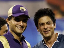 सौरव गांगुली कर रहे थे बैटिंग, पहले बेटे आर्यन खान ने की गेंदबाजी, फिर पापा शाहरुख ने दिखाए हाथ