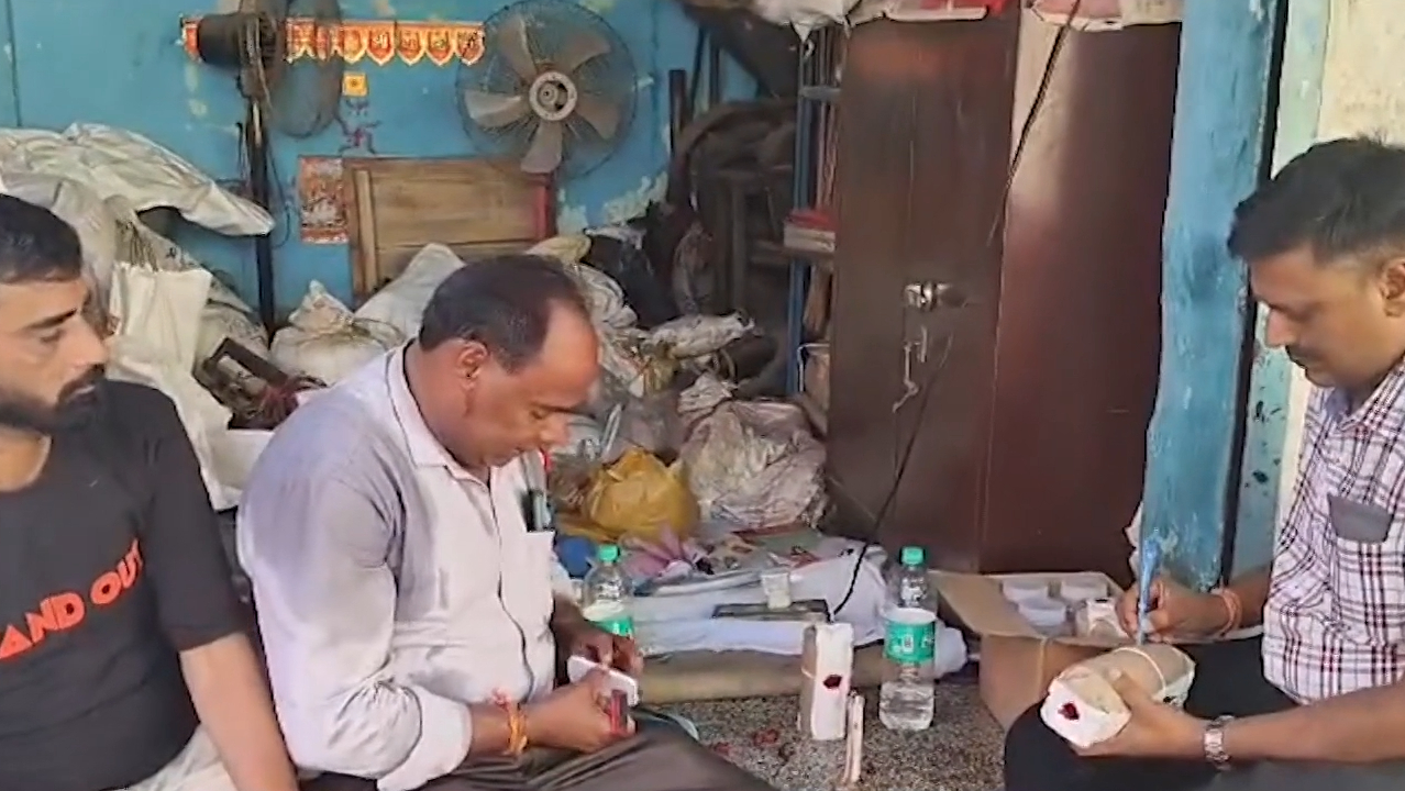 राजस्थान के अलवर में मसाला फैक्ट्री पर छापेमारी के बाद दुकानदारों में मचा हड़कंप!