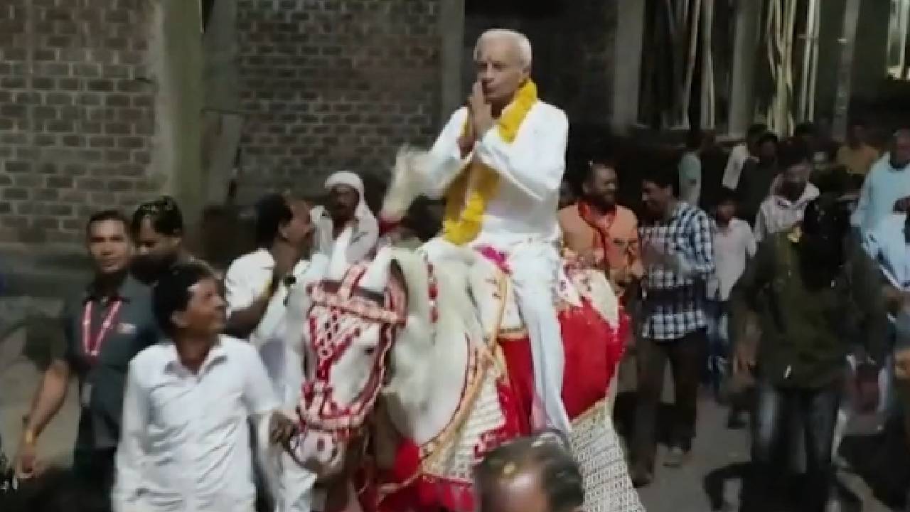 Lok Sabha Election 2024: पूर्व मंत्री का अनोखा प्रचार, घोड़े पर  घर-घर जाकर मांग रहे हैं वोट