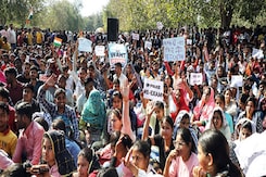 Rajasthan SI Paper Leak Case: पेपर लीक गैंग पर लगेगी लगाम, SOG का ताबड़तोड़ एक्शन Rajasthan SI Paper Leak Case: पेपर लीक गैंग पर लगेगी लगाम, SOG का ताबड़तोड़ एक्शन
