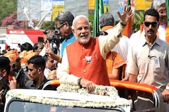 वाराणसी में मोदी का रोड शो, सड़कों पर उमड़ा बीजेपी समर्थकों का हुजूम वाराणसी में मोदी का रोड शो, सड़कों पर उमड़ा बीजेपी समर्थकों का हुजूम