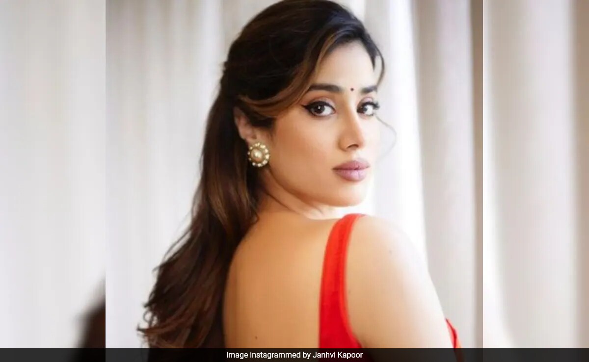 Janhvi Kapoor's Thoughts On Online Gossip: "Always Kind Of Scared Me A Little Bit"