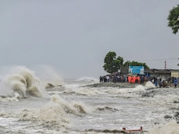 रेमल का यह कैसा डरावना रूप...तेज हवाओं के साथ जोरदार बारिश में कई घरों को नुकसान, देखिए बड़े अपडेट्स रेमल का यह कैसा डरावना रूप...तेज हवाओं के साथ जोरदार बारिश में कई घरों को नुकसान, देखिए बड़े अपडेट्स