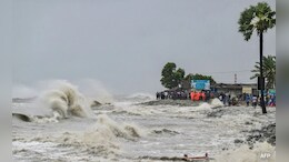 Cyclone Remal: 'रेमल' का 'कहर', 135 किमी की रफ्तार से टकराया तूफान, इन इलाकों में हाई अलर्ट