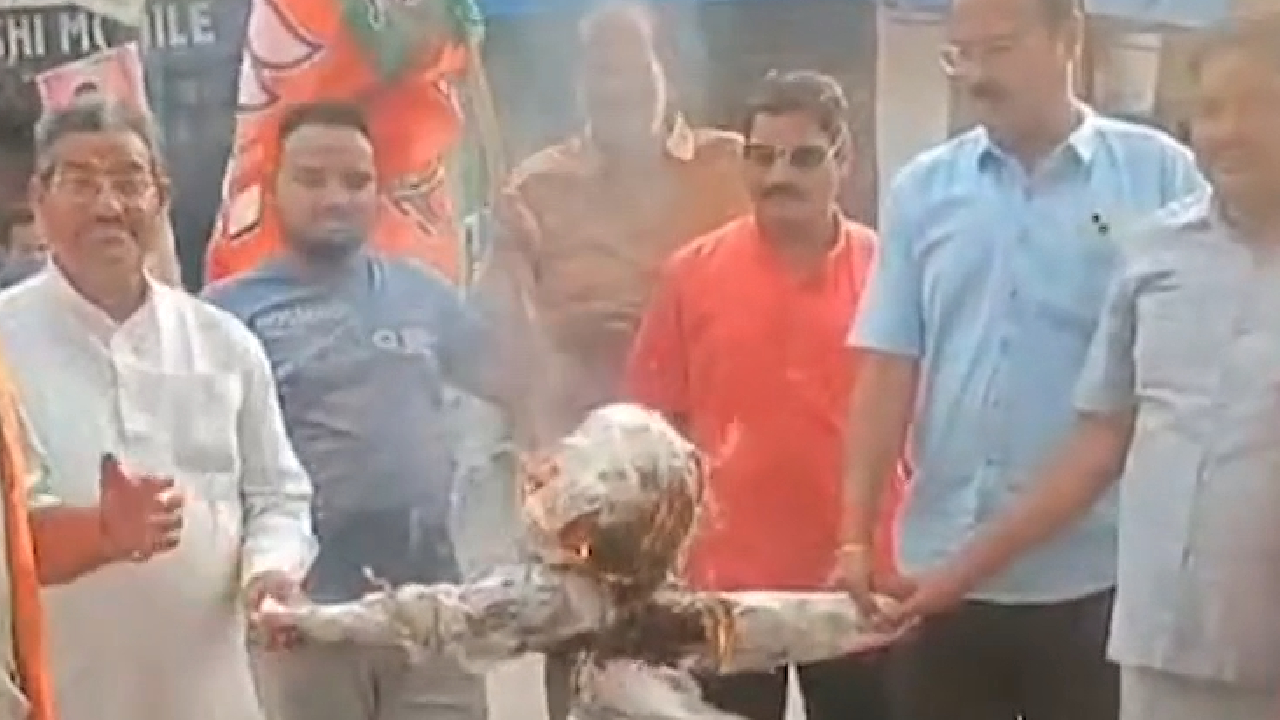 कांकेर में बीजेपी ओबीसी मोर्चा ने फूंका सीएम ममता का पुतला