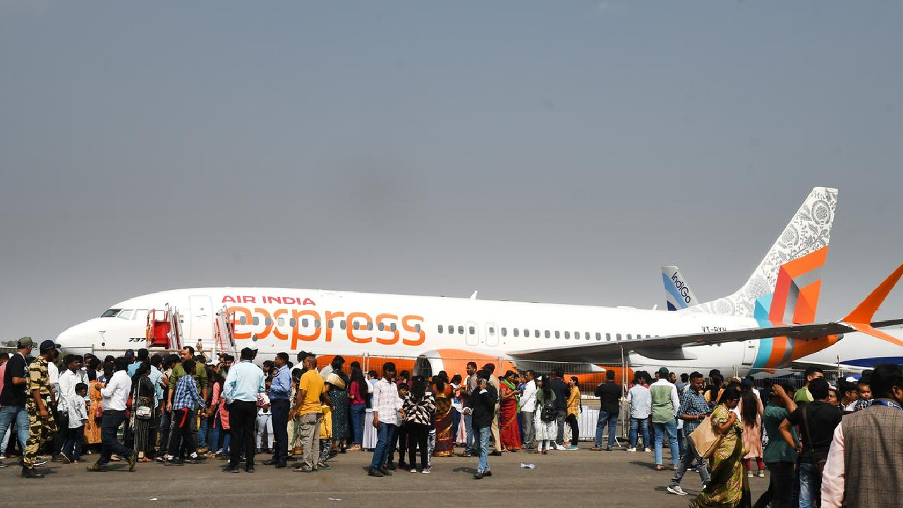 एयर इंडिया एक्सप्रेस का बड़ा एक्शन, 25 केबिन क्रू सदस्यों को किया बर्खास्त