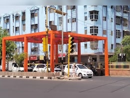 भीषण गर्मी से राहत देने की अनूठी पहल, ट्रफिक सिंग्नल पर रूकने वाले बाइक सवारों के लिए लगाया शामियाना