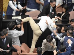 Video : बिल को पास होने से रोकने के लिए ताइवान सांसद ने दस्तावेज लेकर की भागने की कोशिश Video : बिल को पास होने से रोकने के लिए ताइवान सांसद ने दस्तावेज लेकर की भागने की कोशिश