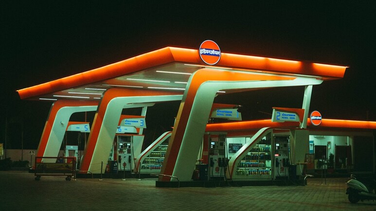 एक महानगर में बढ़ीं डीज़ल-पेट्रोल की कीमतें, जानें - आपके शहर में क्या हैं ईंधन के दाम