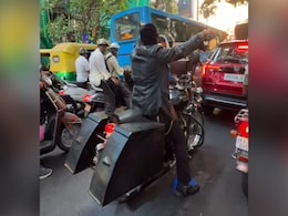 ट्रैफिक में फंसे कस्टमाइज्ड Royal Enfield को देख लोग रह गए हक्के बक्के, देखें वीडियो ट्रैफिक में फंसे कस्टमाइज्ड Royal Enfield को देख लोग रह गए हक्के बक्के, देखें वीडियो