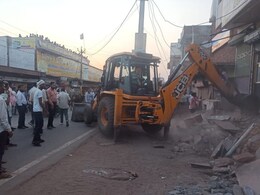 Rajasthan News:  हाईकोर्ट के आदेश पर अतिक्रमण के खिलाफ प्रशासन का चला बुलडोजर, दुकानदारों से नोकझोंक के बाद बंद हुई कार्रवाई Rajasthan News:  हाईकोर्ट के आदेश पर अतिक्रमण के खिलाफ प्रशासन का चला बुलडोजर, दुकानदारों से नोकझोंक के बाद बंद हुई कार्रवाई
