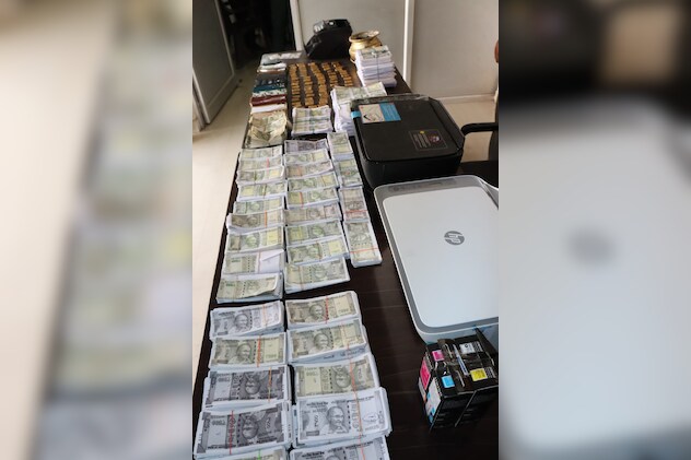 22 लाख रुपए के जाली नोट, 80 नग नकली सोने की बिस्कुट,11 मोबाइल, नोट गिनने का मशीन व प्रिंटर जप्त