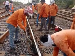 Indian Railways: पीने को महज 2 लीटर पानी, AC खराब तब भी भीषण गर्मी में डटे हैं रेलकर्मी, ताकि हमारा सफर हो सके आसान 