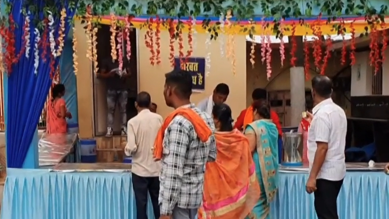 3rd Phase Voting: रायपुर के इस बूथ पर वोट डालिए और लीजिए चाय-नाश्ते का मजा!