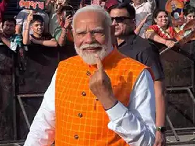 अहमदाबाद में PM Modi ने डाला अपना वोट