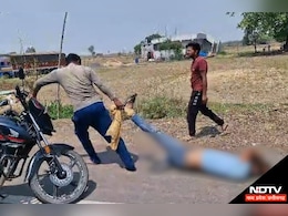 Rewa: दबंगों ने बाइक चोरी के शक में दो युवकों को जानवरों की तरह सड़क पर घसीटा, तस्वीरें देखकर रोंगटे हो जाएंगे खड़े